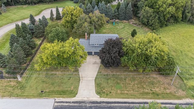 4200 Tanglewood Road, Bettendorf, IA 52722