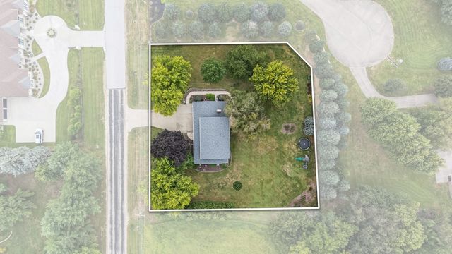 4200 Tanglewood Road, Bettendorf, IA 52722