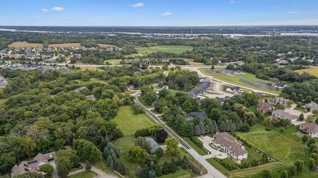 4200 Tanglewood Road, Bettendorf, IA 52722