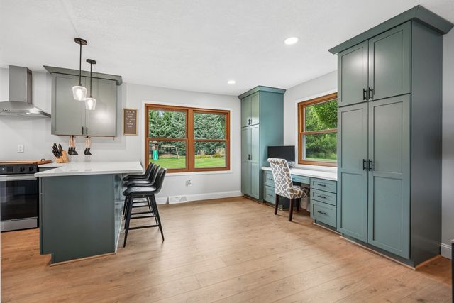 4200 Tanglewood Road, Bettendorf, IA 52722