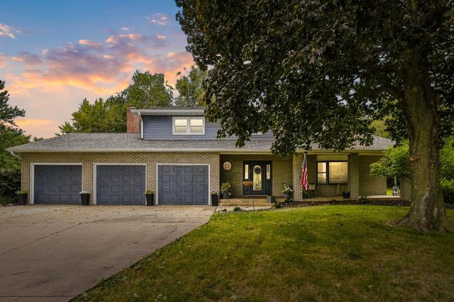 4200 Tanglewood Road, Bettendorf, IA 52722