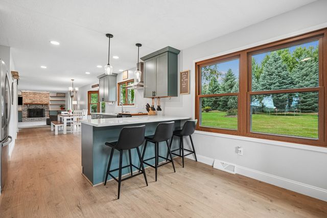 4200 Tanglewood Road, Bettendorf, IA 52722