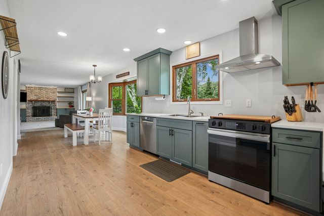 4200 Tanglewood Road, Bettendorf, IA 52722