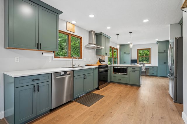 4200 Tanglewood Road, Bettendorf, IA 52722