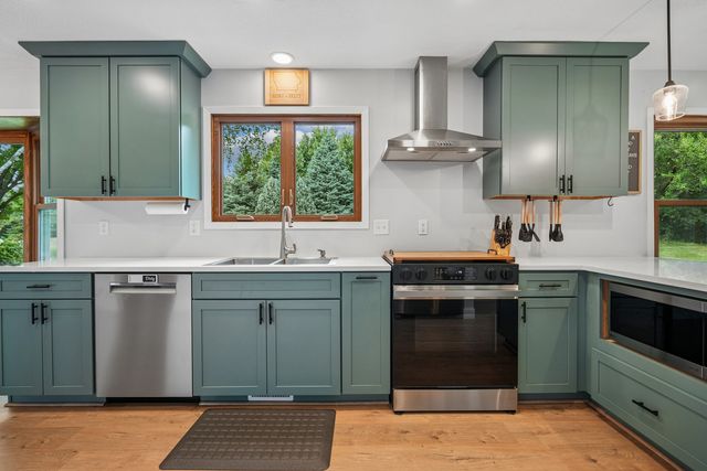 4200 Tanglewood Road, Bettendorf, IA 52722