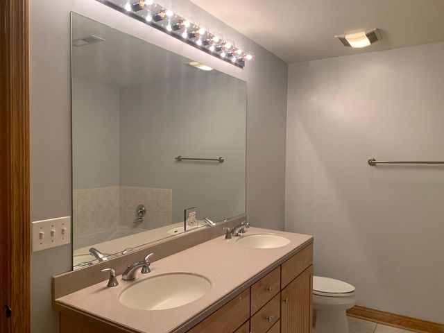 101 Pointe Drive 102, Northbrook, IL 60062