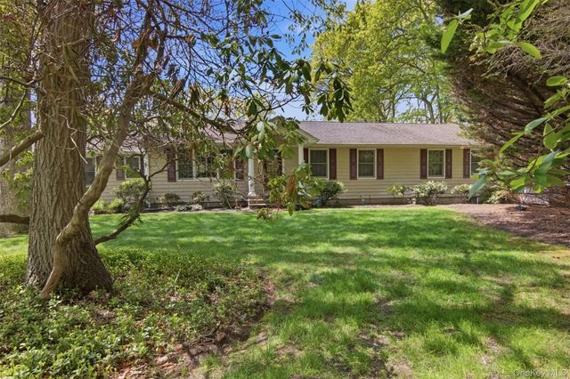 28 King Arthurs Court, Saint James, NY 11780