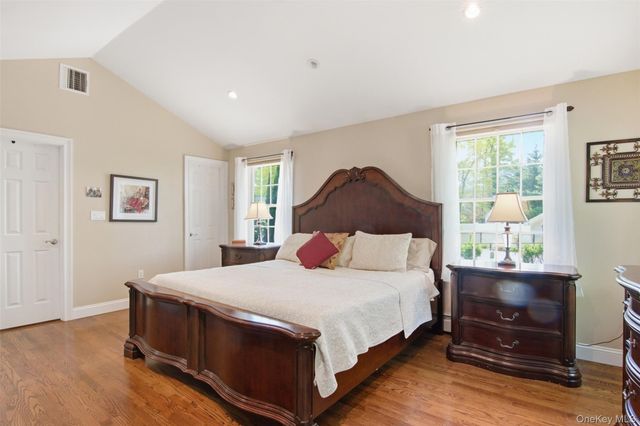 28 King Arthurs Court, Saint James, NY 11780