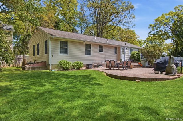 28 King Arthurs Court, Saint James, NY 11780