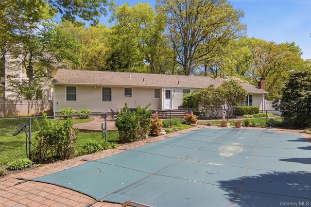 28 King Arthurs Court, Saint James, NY 11780