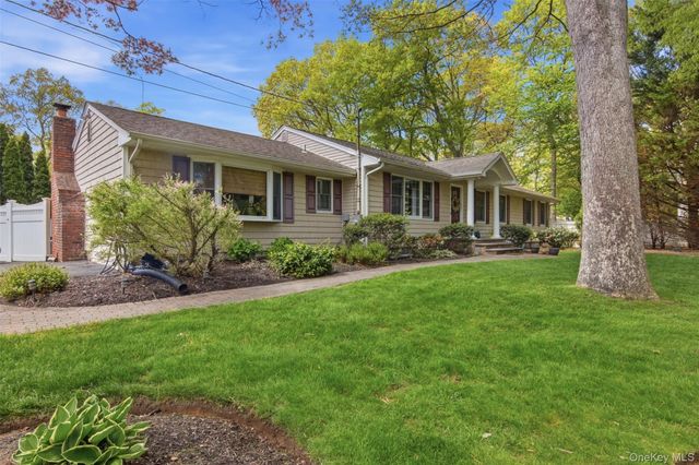 28 King Arthurs Court, Saint James, NY 11780
