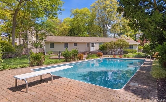 28 King Arthurs Court, Saint James, NY 11780