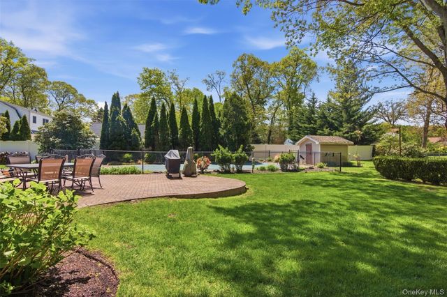 28 King Arthurs Court, Saint James, NY 11780