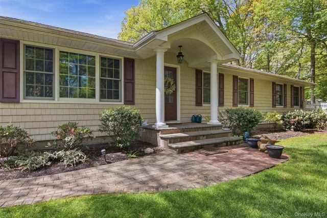28 King Arthurs Court, Saint James, NY 11780