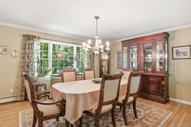 28 King Arthurs Court, Saint James, NY 11780