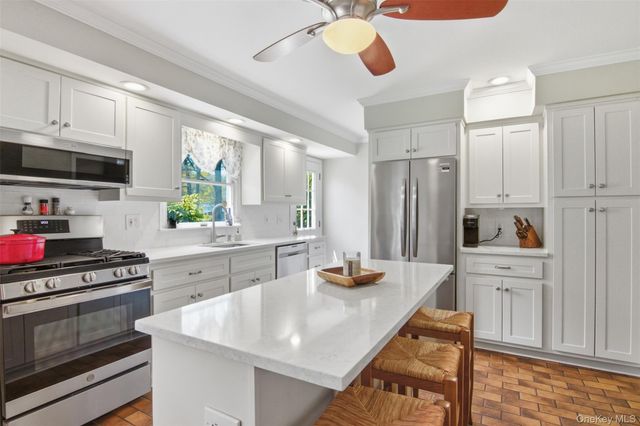 28 King Arthurs Court, Saint James, NY 11780