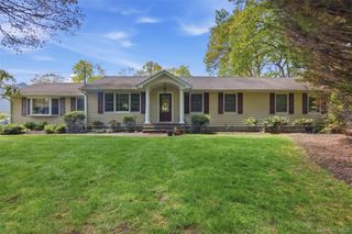 28 King Arthurs Court, Saint James, NY 11780