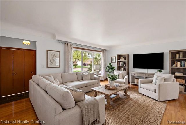 27828 Santa Ana Drive, Warren, MI 48093