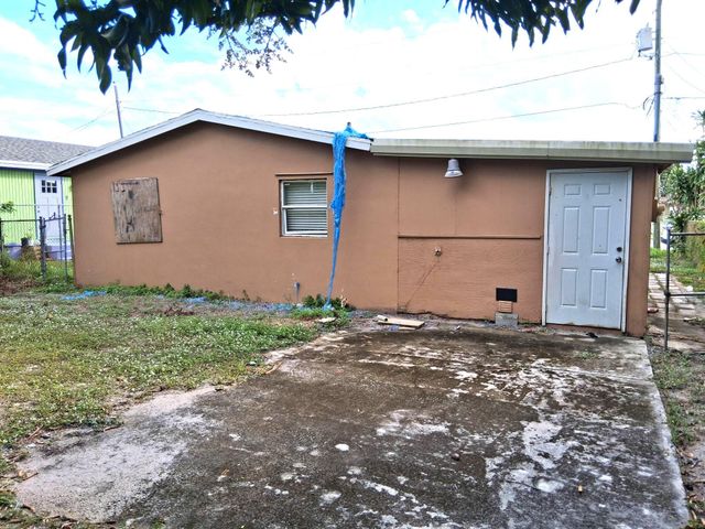 1240 W 33rd Street, Riviera Beach, FL 33404