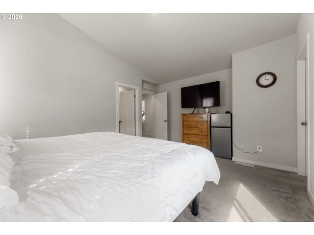 7053 Se BENEDICT St, Hillsboro, OR 97123