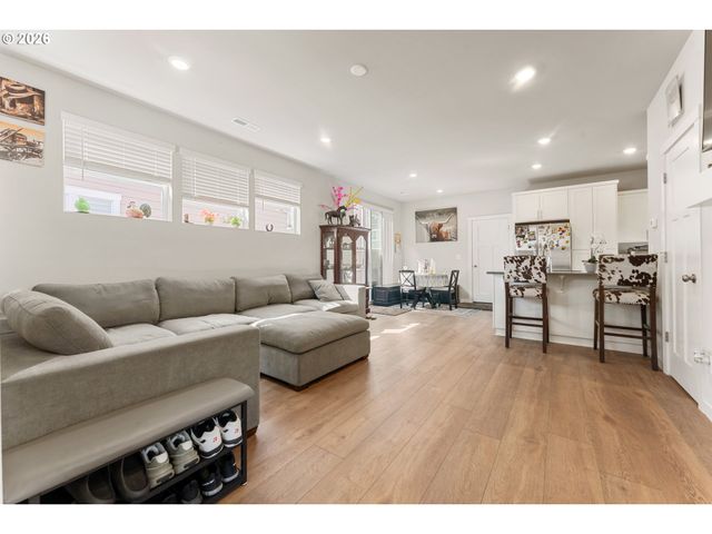 7053 Se BENEDICT St, Hillsboro, OR 97123