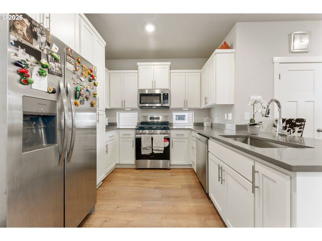 7053 Se BENEDICT St, Hillsboro, OR 97123