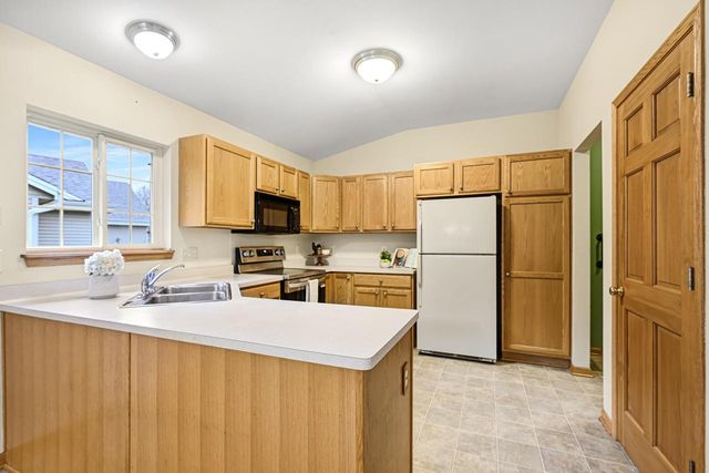 2935 Stillwater CIRCLE, Waukesha, WI 53189