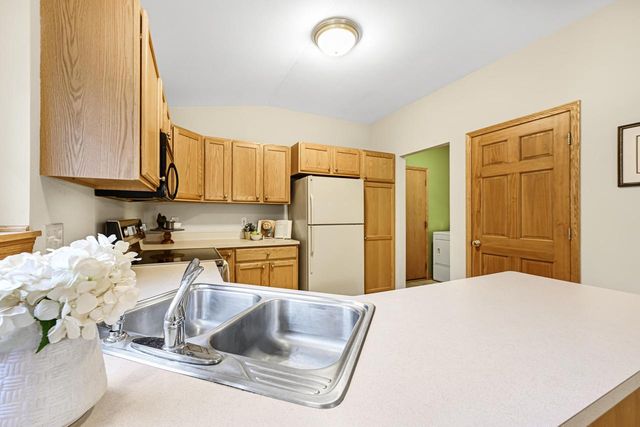 2935 Stillwater CIRCLE, Waukesha, WI 53189