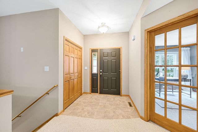 2935 Stillwater CIRCLE, Waukesha, WI 53189