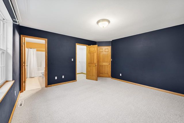 2935 Stillwater CIRCLE, Waukesha, WI 53189