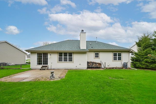 2935 Stillwater CIRCLE, Waukesha, WI 53189
