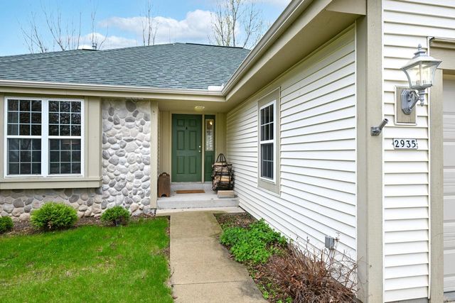 2935 Stillwater CIRCLE, Waukesha, WI 53189