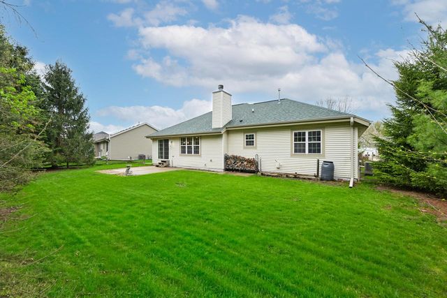 2935 Stillwater CIRCLE, Waukesha, WI 53189