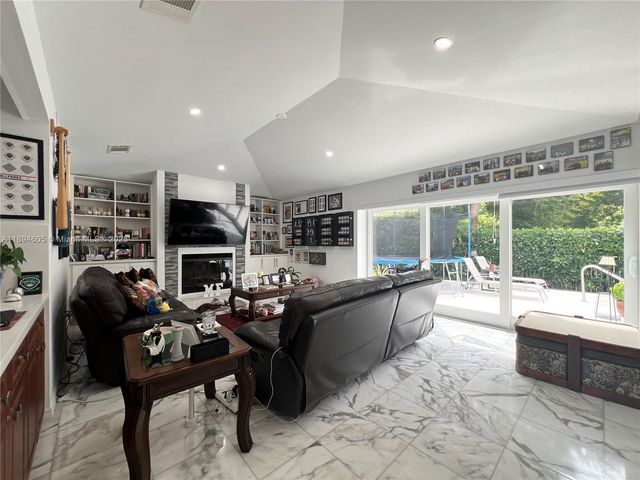 4934 NW 94th Doral Pl, Doral, FL 33178