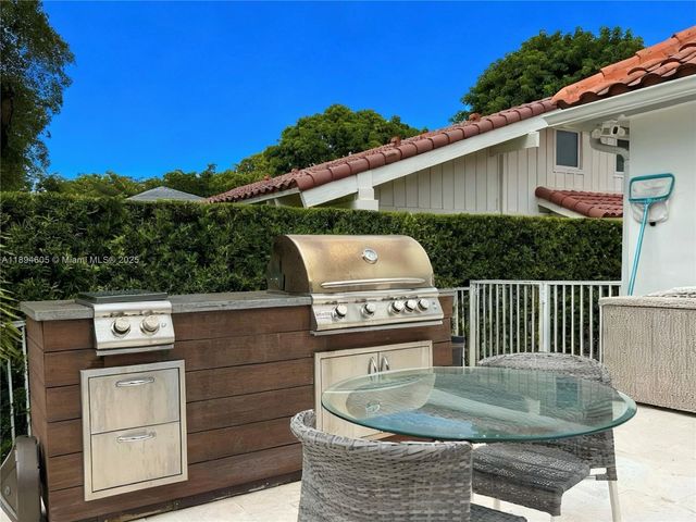 4934 NW 94th Doral Pl, Doral, FL 33178