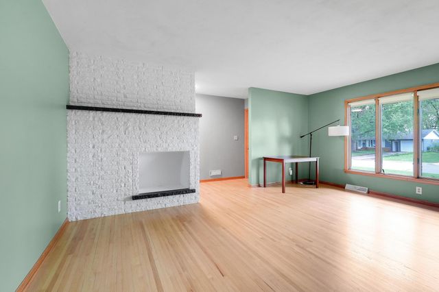 1044 Scott Street S, Shakopee, MN 55379
