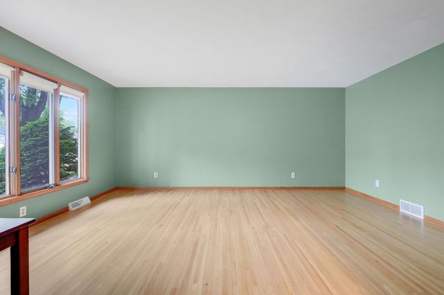 1044 Scott Street S, Shakopee, MN 55379