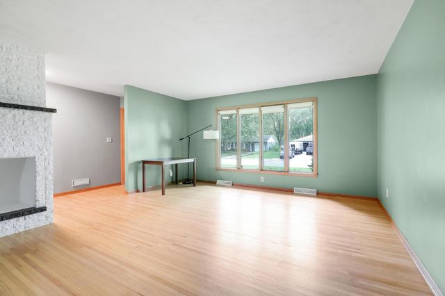 1044 Scott Street S, Shakopee, MN 55379