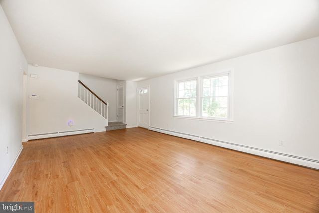 1061 FOREST LN, Glen Mills, PA 19342