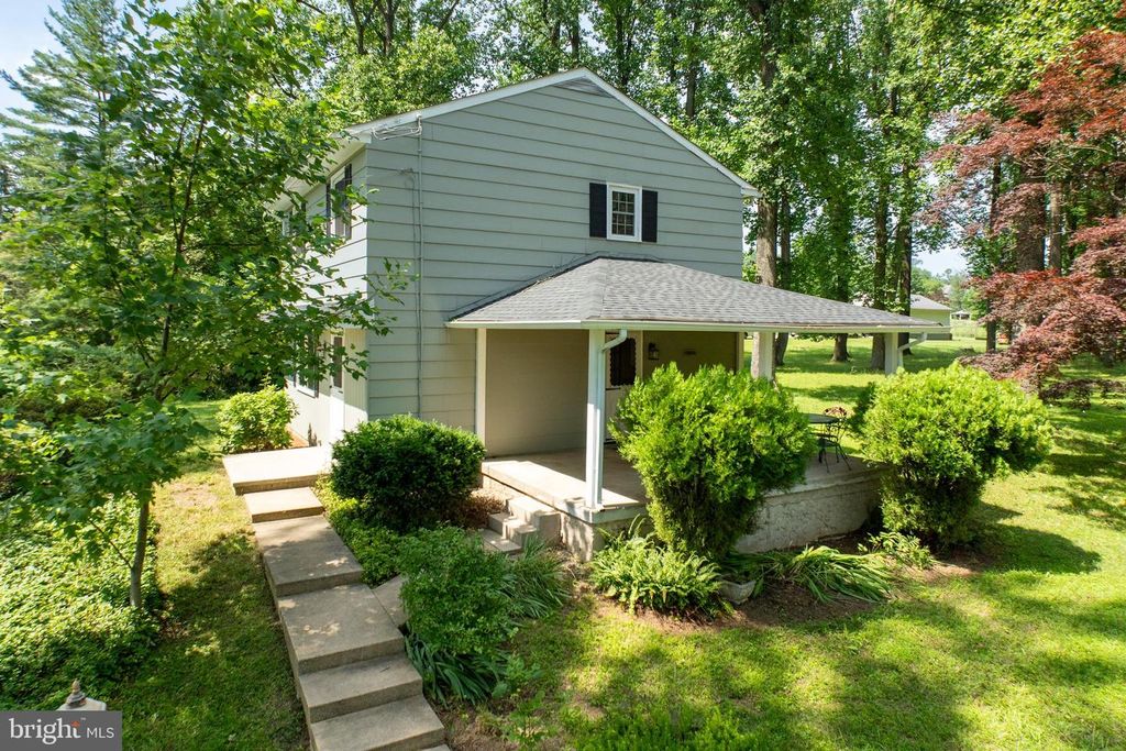 1061 FOREST LN, Glen Mills, PA 19342