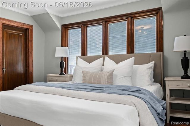 312 Mckinley Avenue, Grosse Pointe Farms, MI 48236