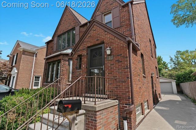 312 Mckinley Avenue, Grosse Pointe Farms, MI 48236