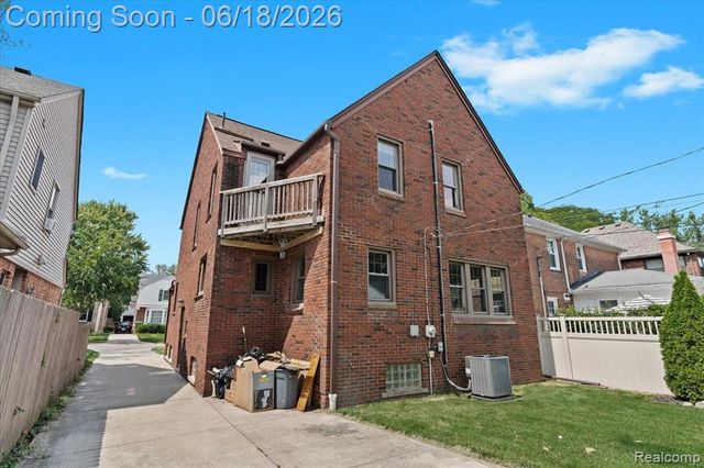 312 Mckinley Avenue, Grosse Pointe Farms, MI 48236