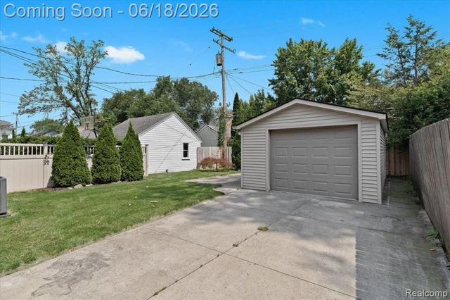 312 Mckinley Avenue, Grosse Pointe Farms, MI 48236