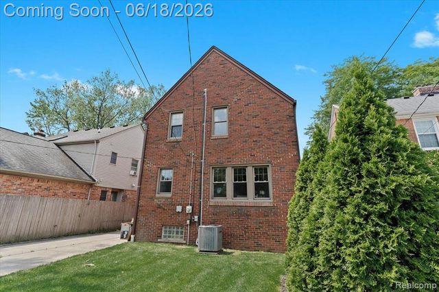 312 Mckinley Avenue, Grosse Pointe Farms, MI 48236