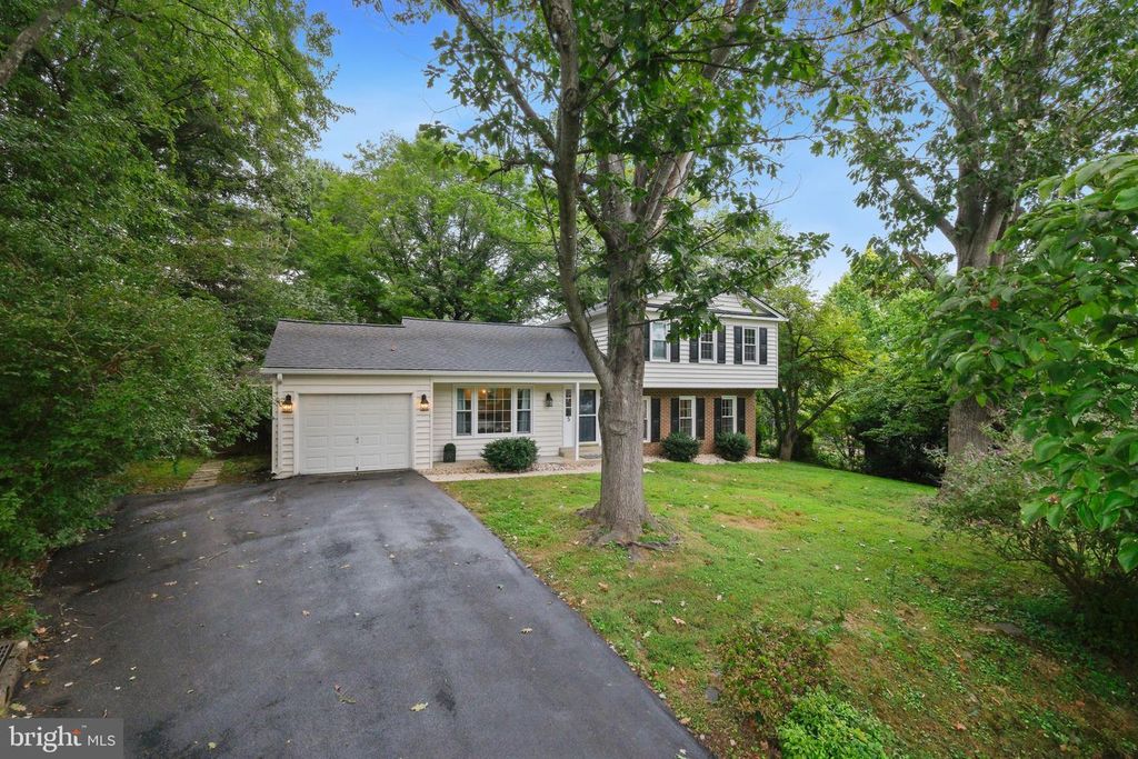 Image 5 of property listing at 5 WINESAP CT, Gaithersburg, MD 20878