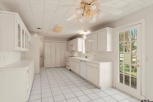 102 Westwood PKWY, Naples, TX 75568