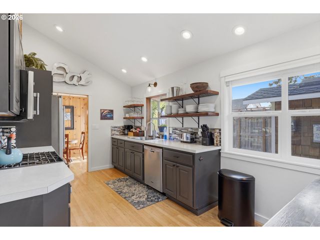 208 N COLLEGE St, Newberg, OR 97132