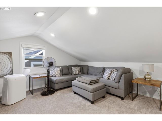 208 N COLLEGE St, Newberg, OR 97132