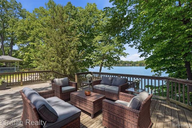 6262 Briggs Lake Drive, Brighton, MI 48116